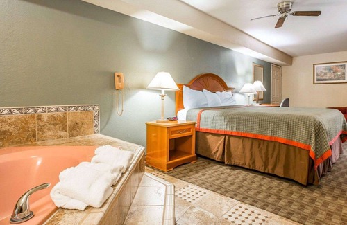 Delano Hotel | Inviting Stay at Rodeway Inn Delano with Pool & Breakfast