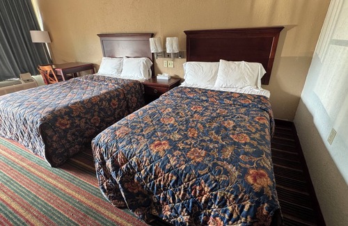 Dunmore Hotel | Budget-Friendly Retreat at Rodeway Inn with Breakfast Included