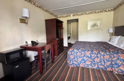 Dunmore Hotel | Budget-Friendly Retreat at Rodeway Inn with Breakfast Included