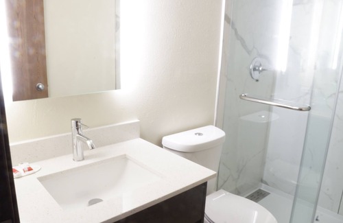 Elkhart Hotel | Budget-Friendly Super 8 by Wyndham Elkhart with Breakfast