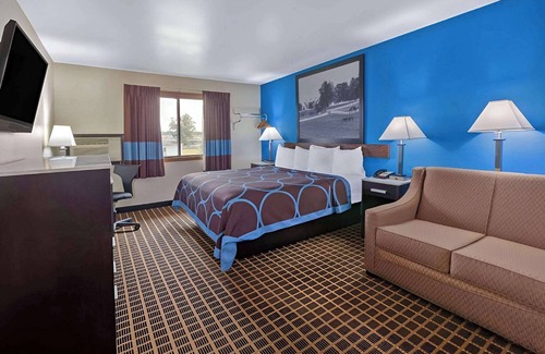 Elkhart Hotel | Budget-Friendly Super 8 by Wyndham Elkhart with Breakfast