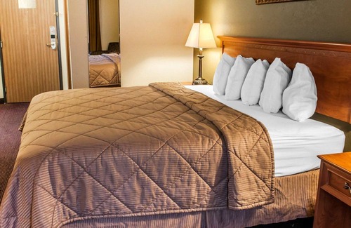 Espanola Hotel | Discover Comfort at Rodeway Inn with Spa & Family Amenities