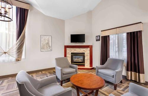 Gorham Hotel | Comfortable Rodeway Inn with Pool, Spa and Breakfast Included