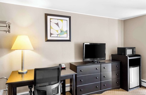 Gorham Hotel | Comfortable Rodeway Inn with Pool, Spa and Breakfast Included