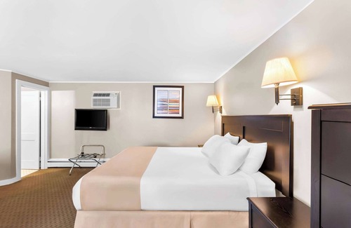 Gorham Hotel | Comfortable Rodeway Inn with Pool, Spa and Breakfast Included