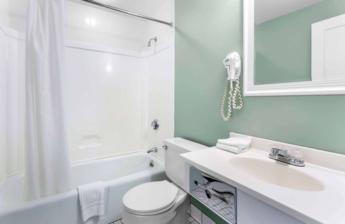 Gorham Hotel | Comfortable Rodeway Inn with Pool, Spa and Breakfast Included