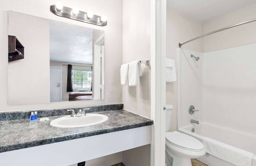 Hermiston Hotel | Budget-Friendly Stay at Rodeway Inn Hermiston - Umatilla