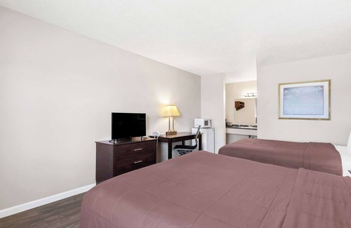 Hermiston Hotel | Budget-Friendly Stay at Rodeway Inn Hermiston - Umatilla