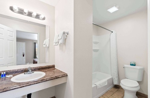 Hermiston Hotel | Budget-Friendly Stay at Rodeway Inn Hermiston - Umatilla
