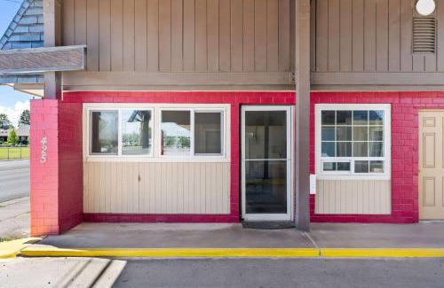 Hermiston Hotel | Budget-Friendly Rodeway Inn Hermiston - Pet & Family Options