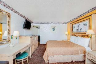 Memphis Hotel | Inviting Stay at Travelodge by Wyndham Memphis with Pool
