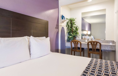 Munras Avenue Hotel | Convenient Inn Near Downtown Monterey with Family Amenities