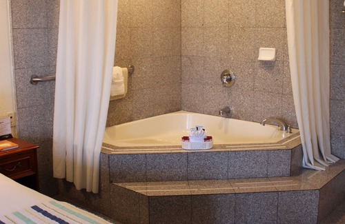 Munras Avenue Hotel | Convenient Inn Near Downtown Monterey with Family Amenities