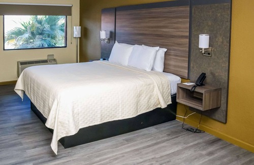 Phenix City Hotel | Budget-Friendly Stay at Rodeway Inn with Pool & Breakfast