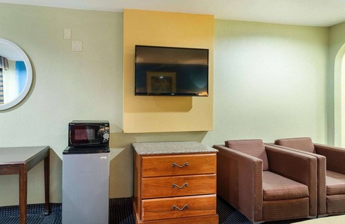 South Houston Hotel | Budget-Friendly Stay at Rodeway Inn with Breakfast Included
