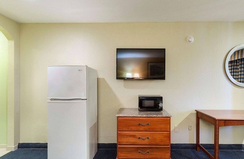 South Houston Hotel | Budget-Friendly Stay at Rodeway Inn with Breakfast Included