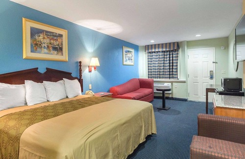 South Houston Hotel | Budget-Friendly Stay at Rodeway Inn with Breakfast Included