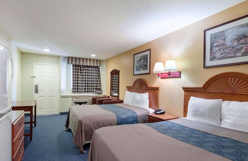 South Houston Hotel | Budget-Friendly Stay at Rodeway Inn with Breakfast Included