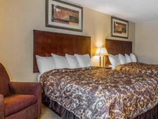 East Windsor Hotel | Comfortable Stay at Rodeway Inn & Suites with Great Amenities