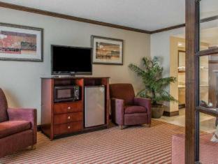 East Windsor Hotel | Comfortable Stay at Rodeway Inn & Suites with Great Amenities