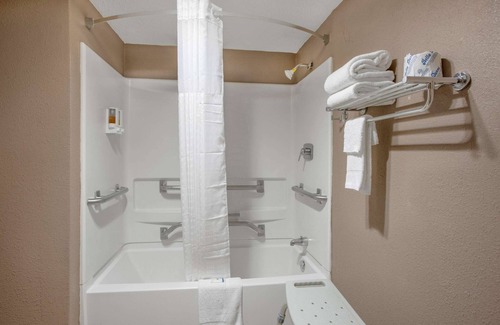 Grand Rapids Hotel | Budget-Friendly Rodeway Inn with Family Amenities & Dining