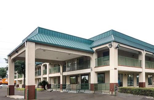 Brookhollow Hotel | Family-Friendly Rodeway Inn & Suites Near Hwy 290 NW