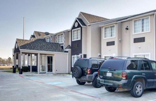 Lewisville Hotel | Budget-Friendly Stay at Rodeway Inn & Suites Lewisville I-35