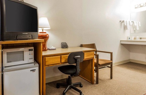 Omak Hotel | Relax at Rodeway Inn & Suites Omak with Spa and Breakfast
