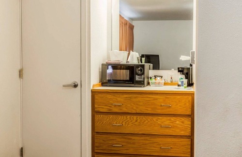 Omak Hotel | Relax at Rodeway Inn & Suites Omak with Spa and Breakfast