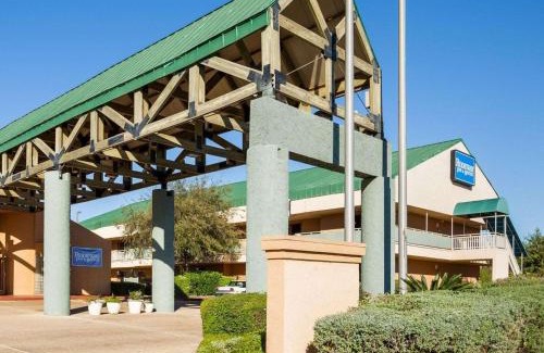 Wetmore Hotel | Budget-Friendly Rodeway Inn & Suites Near Fiesta Park