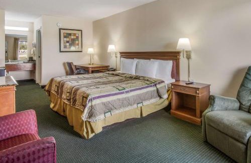 East Dublin Hotel | Pet-Friendly Rodeway Inn & Suites with Family Amenities
