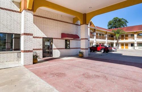 FM 1960 Hotel | Budget-Friendly Rodeway Inn & Suites with Pool Access