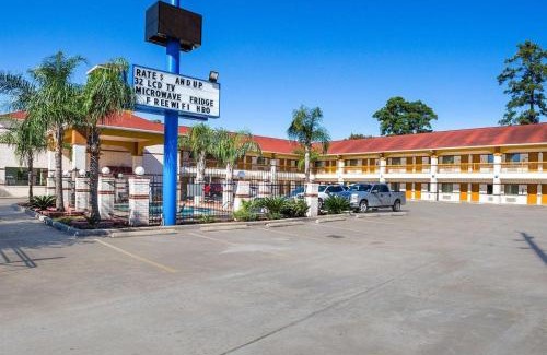 FM 1960 Hotel | Budget-Friendly Rodeway Inn & Suites with Pool Access