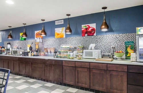 Needles Hotel | Comfortable Stays at Rodeway Inn & Suites with Pool Access