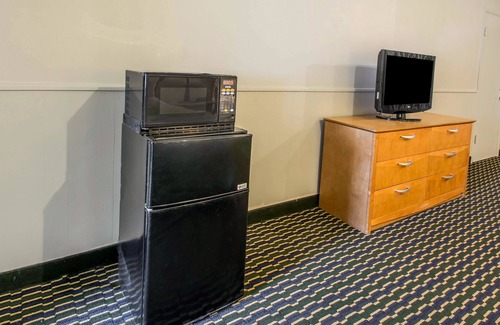 Cypress Gardens Hotel | Budget-Friendly Rodeway Inn & Suites near Chain Of Lakes