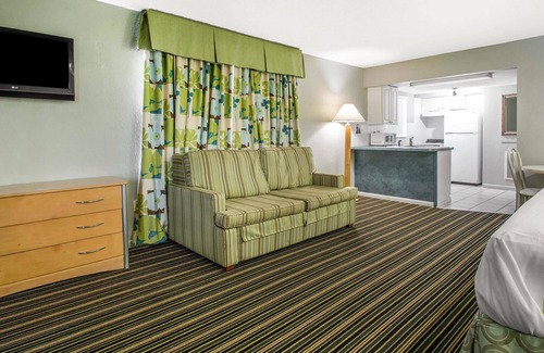 Cypress Gardens Hotel | Budget-Friendly Rodeway Inn & Suites near Chain Of Lakes