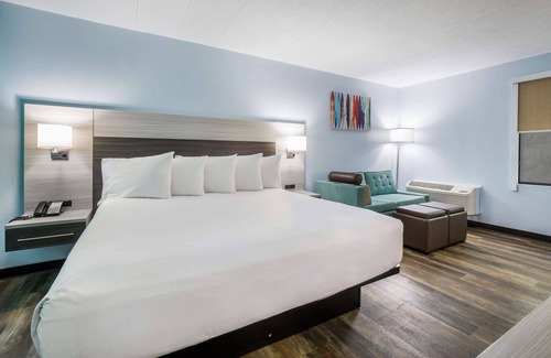 Northlake Hotel | Budget-Friendly Rodeway Inn with Restaurant & Breakfast