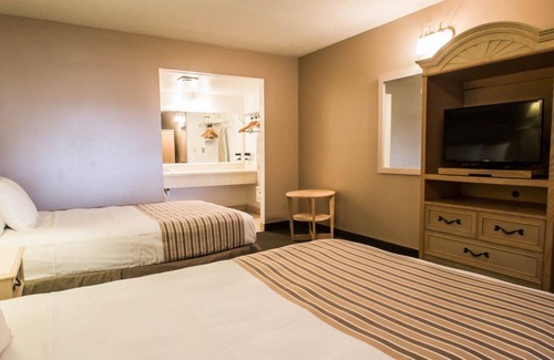 Apopka Hotel | Budget-Friendly Rodeway Inn with Pool and Family Amenities