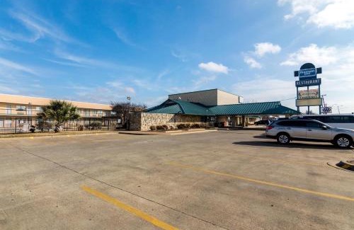 South Arlington Hotel | Budget-Friendly Stay at Rodeway Inn with Pool Access