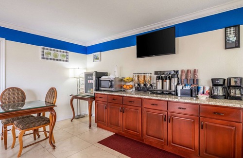 Bushnell Hotel | Budget-Friendly Comfort at Rodeway Inn with Pool & Breakfast
