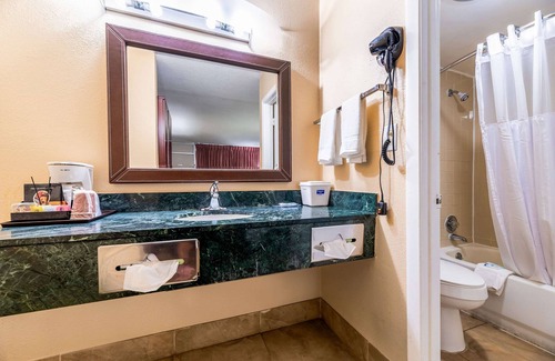 Bushnell Hotel | Budget-Friendly Comfort at Rodeway Inn with Pool & Breakfast