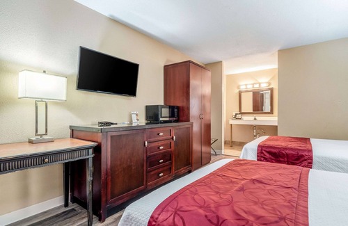 Bushnell Hotel | Budget-Friendly Comfort at Rodeway Inn with Pool & Breakfast