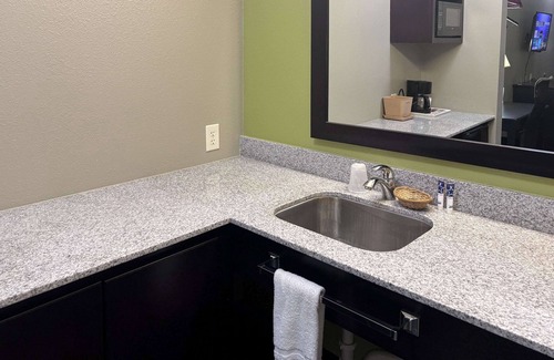 Dilley Hotel | Budget-Friendly Rodeway Inn: Breakfast and Family Amenities