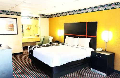 Gadsden Hotel | Budget-Friendly Rodeway Inn with Breakfast & Pet Amenities