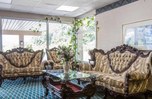 Gadsden Hotel | Budget-Friendly Rodeway Inn with Breakfast & Pet Amenities