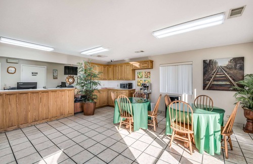 Gurdon Hotel | Budget-Friendly Rodeway Inn with Restaurant and Breakfast