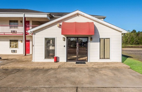 Gurdon Hotel | Budget-Friendly Rodeway Inn with Restaurant and Breakfast