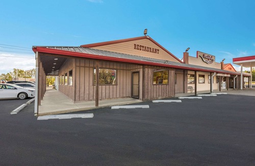 Gurdon Hotel | Budget-Friendly Rodeway Inn with Restaurant and Breakfast