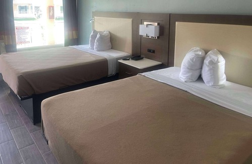 Holiday Hotel | Budget-Friendly Holiday Hotel with Pool and Spa Amenities