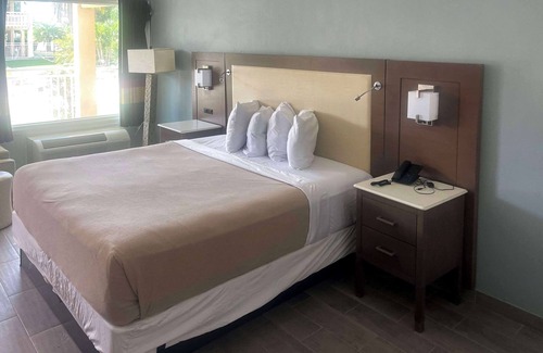 Holiday Hotel | Budget-Friendly Holiday Hotel with Pool and Spa Amenities